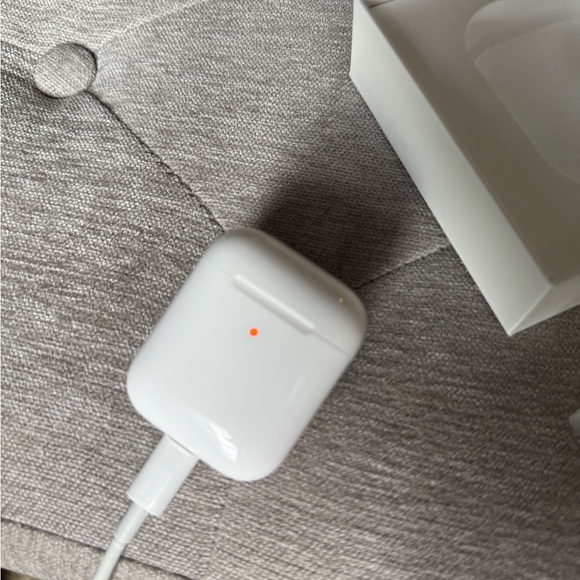 Apple Wireless Charging Case for AirPods- White - Picture 4 of 9